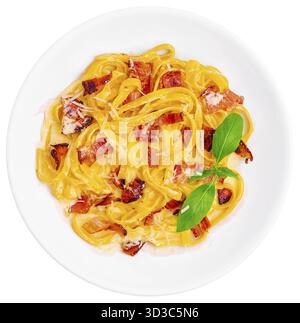 Nourriture, pâtes au bacon et basilic sur assiette blanche Banque D'Images