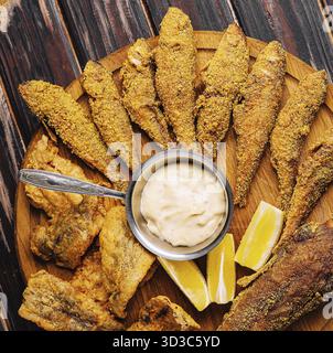 Nourriture, poisson rouget rouge frit sur planche de bois Banque D'Images