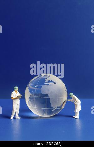 Miniature personnes médecin et infirmière vérifiant les soins de santé mondiaux, concept de journée mondiale de l'environnement Banque D'Images