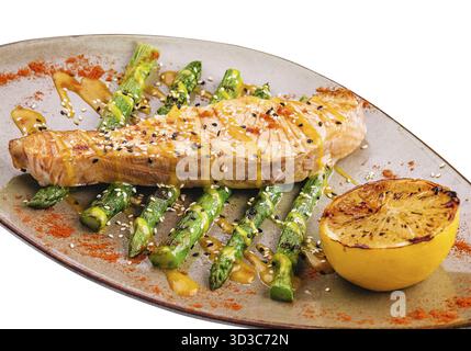 Nourriture, saumon grillé avec asperges et citron Banque D'Images