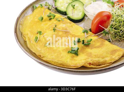 Nourriture, omelette avec fromage et persil, tomates tranchées et concombres dans l'assiette Banque D'Images