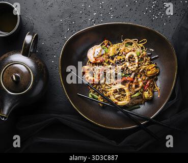 Nourriture, wok épicé asiatique avec nouilles, crevettes et légumes Banque D'Images