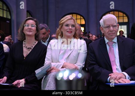 Die Aktivistin Karoline Preisler wird am Mittwoch 05.11.2025 in Berlin mit dem Paul-Spiegel-Preis des Zentralrats der Juden in Deutschland geehrt Foto vom 05.11.2025, Karoline Preisler v.l.n.r., Bundestagspraesidentin Julia Kloeckner CDU, Praesident des Zentralrats der Juden in Deutschland, Josef Schuster, zu Begileg Preisleverisleg. Preisler erhaelt den Preis fuer ihr engagement gegen Rechtsextremismus und Antisemitismus. Die FDP-Politikerin und Publizistin protestiert seit Jahren gegen Rechtsextremisten. In juengerer Zeit besuchte sie pro-palaestinensische Demonstrationen, um dort an das Banque D'Images