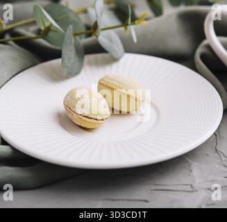 Nourriture, tasse de café et biscuits en forme de noix Banque D'Images