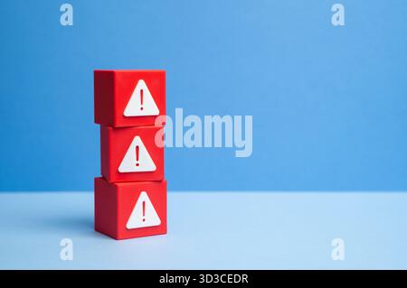 Blocs avec panneaux d'avertissement. Panneaux de danger. Erreurs et bogues logiciels. Problèmes technologiques. Cybersécurité, sécurité industrielle et dysfonctionnements INFORMATIQUES Banque D'Images