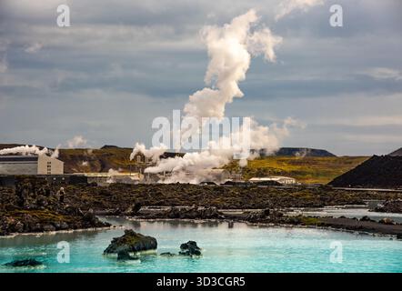 Une centrale géothermique située dans le cadre saisissant du Blue Lagoon en Islande, avec de la vapeur provenant de l'installation et des eaux turquoises dedans Banque D'Images