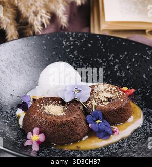 Nourriture, gâteau de lave au chocolat avec crème glacée servi dans l'assiette Banque D'Images