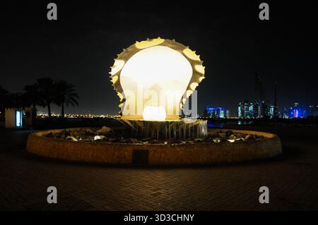 La fontaine de perles à la corniche de Doha illuminée la nuit Banque D'Images
