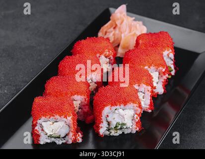 Nourriture, California maki sushi avec masago - rouleau fait de chair de crabe Banque D'Images