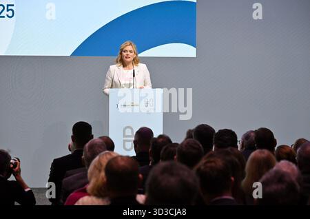 Die Aktivistin Karoline Preisler wird am Mittwoch 05.11.2025 in Berlin mit dem Paul-Spiegel-Preis des Zentralrats der Juden in Deutschland geehrt Foto vom 05.11.2025 : Bundestagspraesidentin Julia Kloeckner CDU haelt die Laudatio. Preisler erhaelt den Preis fuer ihr engagement gegen Rechtsextremismus und Antisemitismus. Die FDP-Politikerin und Publizistin protestiert seit Jahren gegen Rechtsextremisten. In juengerer Zeit besuchte sie pro-palaestinensische Demonstrationen, um dort an das Schicksal der mittlerweile frei gelassenen israelischen Geiseln zu erinnern. Die Auszeichnung ist mit 5,000 E Banque D'Images