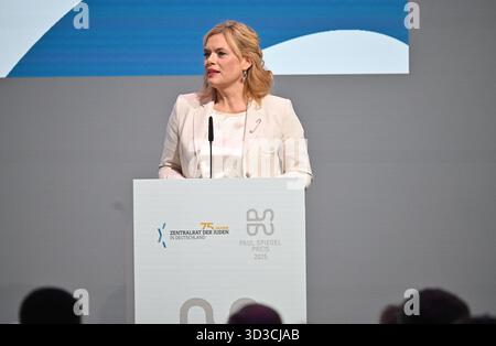 Die Aktivistin Karoline Preisler wird am Mittwoch 05.11.2025 in Berlin mit dem Paul-Spiegel-Preis des Zentralrats der Juden in Deutschland geehrt Foto vom 05.11.2025 : Bundestagspraesidentin Julia Kloeckner CDU haelt die Laudatio. Preisler erhaelt den Preis fuer ihr engagement gegen Rechtsextremismus und Antisemitismus. Die FDP-Politikerin und Publizistin protestiert seit Jahren gegen Rechtsextremisten. In juengerer Zeit besuchte sie pro-palaestinensische Demonstrationen, um dort an das Schicksal der mittlerweile frei gelassenen israelischen Geiseln zu erinnern. Die Auszeichnung ist mit 5,000 E Banque D'Images