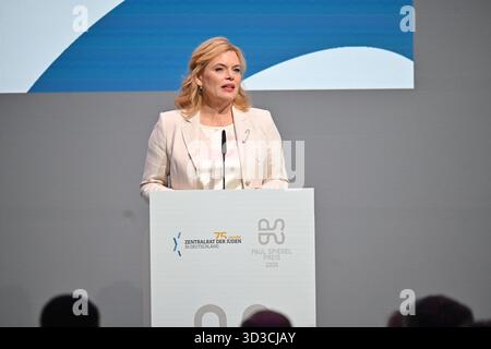 Die Aktivistin Karoline Preisler wird am Mittwoch 05.11.2025 in Berlin mit dem Paul-Spiegel-Preis des Zentralrats der Juden in Deutschland geehrt Foto vom 05.11.2025 : Bundestagspraesidentin Julia Kloeckner CDU haelt die Laudatio. Preisler erhaelt den Preis fuer ihr engagement gegen Rechtsextremismus und Antisemitismus. Die FDP-Politikerin und Publizistin protestiert seit Jahren gegen Rechtsextremisten. In juengerer Zeit besuchte sie pro-palaestinensische Demonstrationen, um dort an das Schicksal der mittlerweile frei gelassenen israelischen Geiseln zu erinnern. Die Auszeichnung ist mit 5,000 E Banque D'Images