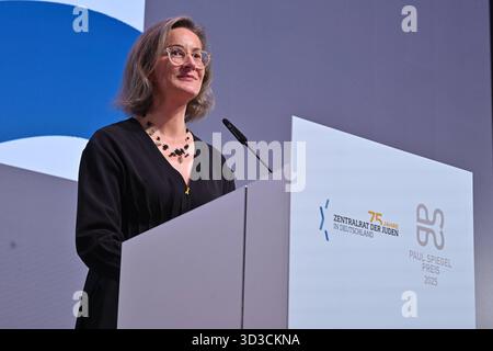 Die Aktivistin Karoline Preisler wird am Mittwoch 05.11.2025 in Berlin mit dem Paul-Spiegel-Preis des Zentralrats der Juden in Deutschland geehrt Foto vom 05.11.2025. Preisler erhaelt den Preis fuer ihr engagement gegen Rechtsextremismus und Antisemitismus. Die FDP-Politikerin und Publizistin protestiert seit Jahren gegen Rechtsextremisten. In juengerer Zeit besuchte sie pro-palaestinensische Demonstrationen, um dort an das Schicksal der mittlerweile frei gelassenen israelischen Geiseln zu erinnern. Die Auszeichnung ist mit 5,000 Euro dotiert. Siehe epd-meldung vom 0 Banque D'Images