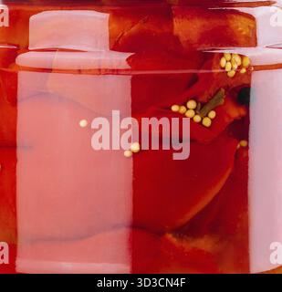 Nourriture, poivrons rouges sucrés dans un pot en verre de gros plan Banque D'Images