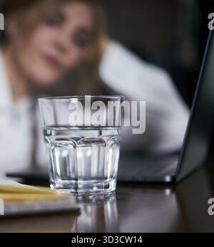 Femme senior attentive travaillant dans un café Banque D'Images