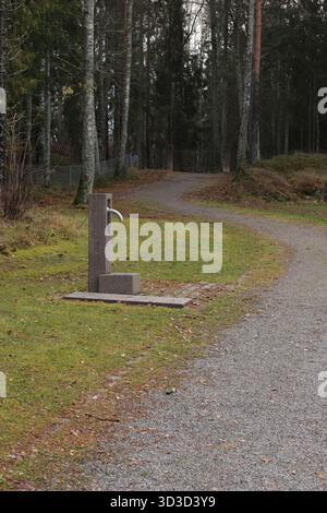 Fontaine d'eau potable extérieure en pierre — conception minimaliste et infrastructure publique durable Banque D'Images