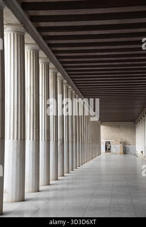 Vue en perspective d'une longue colonnade avec des colonnes doriques soutenant un toit en bois dans le stoa d'attalos à athènes, grèce Banque D'Images