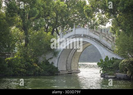 Guilin, Chine - août 2019 : doubles ponts de marbre sur le lac Shan, ville de Guilin, province du Guangxi Banque D'Images