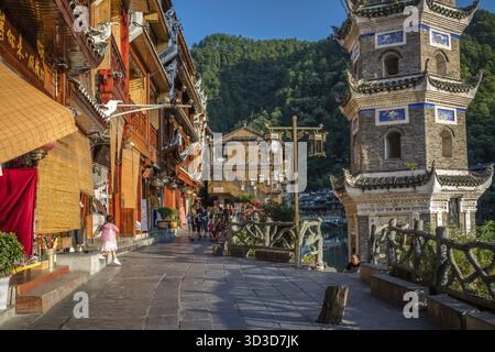 Feng Huang, Chine - août 2019 : sentier pavé à côté de la tour de la pagode Wanming sur la rive de la rivière Tuo, la vieille ville de Feng huang Banque D'Images