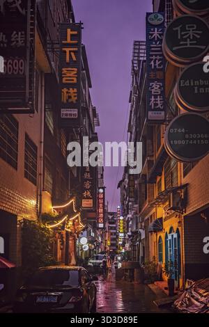 Zhangjiajie, Chine - août 2019 : rue étroite dans la ville de Zhangjiajie pendant la nuit pluvieuse, province du Hunan Banque D'Images