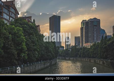 Chengdu, Chine - juillet 2019 : la rivière Jin coule à travers la ville de Chengdu au crépuscule, province du Sichuan Banque D'Images