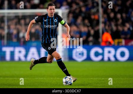 BRUGES, BELGIQUE - 5 NOVEMBRE : Hans Vanaken du Club Brugge dribble avec le ballon lors du match MD4 de l'UEFA Champions League 2025/26 entre le Club Brugge KV et le FC Barcelone au Jan Breydelstadion le 5 novembre 2025 à Bruges, Belgique. (Photo de René Nijhuis) Banque D'Images