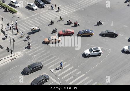 Pékin, Asie, 4 juin 2018 : groupe de personnes traversant une avenue à forte circulation avec des voitures et des vélos dans la ville de Pékin en Chine Banque D'Images