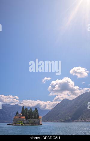 Petite église sur l'île Georges San dans la baie de Kotor, vu de la rive dans la ville de Perast, Monténégro Banque D'Images
