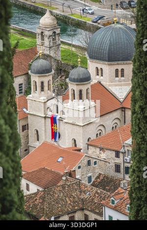 Kotor, Monténégro - Avril 2018 : église Saint Nicolas Dome au-dessus du sol carrelé rouge toits de vieilles maisons historiques dans la vieille ville de Kotor Banque D'Images