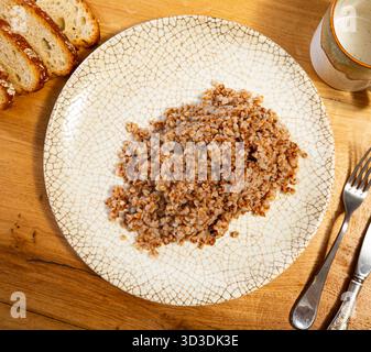 Bouillie de sarrasin servie dans une assiette Banque D'Images