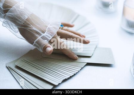 Le lecteur de tarot fait une lecture Banque D'Images