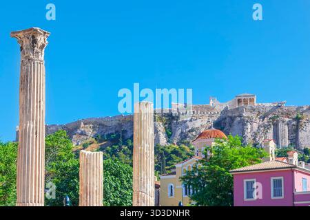 Acropole y compris Bibliothèque des colonnes d'Hadrien, Athènes, Grèce, Europe, Banque D'Images