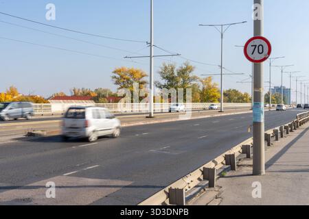 Le panneau 70 km/h du pont Arpad et les voitures floues montrent la répression continue de Budapest sur les excès de vitesse, un problème de sécurité bien connu sur cette liaison très fréquentée. Banque D'Images