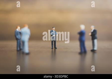 Homme d'affaires de personnes miniatures debout sur fond de bois Banque D'Images
