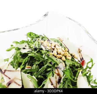 Nourriture, salade Arugula avec des cerneaux de tournesol et saupoudrée de parmesan râpé Banque D'Images