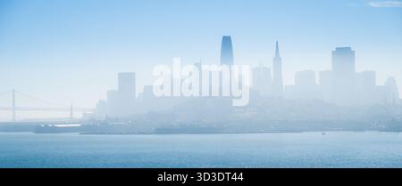 17 OCT 2025 - San Francisco, États-Unis - la Transamerica Pyramid, Salesforce Tower et gratte-ciel de San Francisco.. Vue depuis la baie. Banque D'Images
