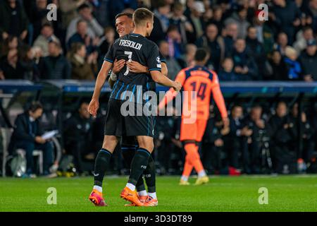 Bruges, Belgique. 05 novembre 2025. Nicolo Tresoldi du Club Brugge célèbre son score avec Aleksandar Stankovi ? Du Club Brugge lors du match MD4 de la phase 2025/26 de la Ligue des champions de l'UEFA entre le Club Brugge KV et le FC Barcelone au Jan Breydelstadion à Bruges, Belgique, le 5 novembre 2025 (photo par Andrew SURMA/ crédit : Sipa USA/Alamy Live News Banque D'Images