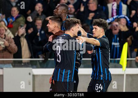 Bruges, Belgique. 05 novembre 2025. Nicolo Tresoldi du Club Brugge célèbre le score avec Carlos Forbs du Club Brugge, Christos Tzolis du Club Brugge et Kyriani Sabbe du Club Brugge lors du match de la phase MD4 de l'UEFA Champions League 2025/26 entre le Club Brugge KV et le FC Barcelone au Jan Breydelstadion à Bruges, Belgique, le 5 novembre 2025 (photo by Andrew SURMA/ Credit : Sipa USA/Alamy Live News Banque D'Images