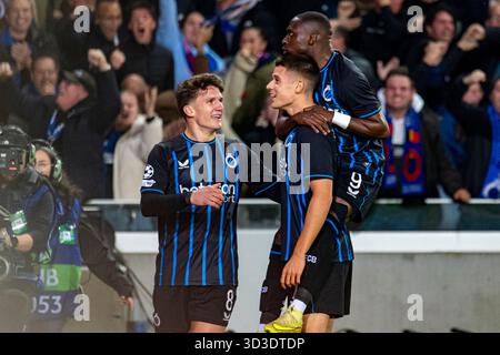 Bruges, Belgique. 05 novembre 2025. Nicolo Tresoldi du Club Brugge célèbre avoir marqué avec Carlos Forbs du Club Brugge et Christos Tzolis du Club Brugge lors du match MD4 de la phase de Ligue des Champions League 2025/26 entre le Club Brugge KV et le FC Barcelone au Jan Breydelstadion à Bruges, Belgique, le 5 novembre 2025 (photo Andrew SURMA/ Credit : Sipa USA/Alamy Live News Banque D'Images