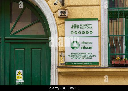 Panneau d'entrée du bureau central de Budapest public Utilities Fokert Horticultural Division. Banque D'Images