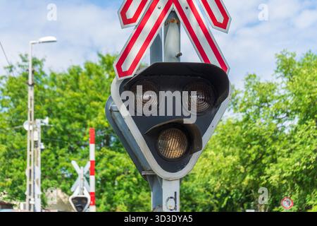 Panneau d'avertissement à un passage à niveau de Budapest montrant des feux de signalisation, des voies ferrées et un passage pour piétons - méfiez-vous des trains. Banque D'Images