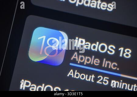 Calgary, Alberta, Canada. 21 septembre 2024. Macro rapprochée de l'icône iPadOS 18 pendant qu'un iPad Pro installe une mise à jour Banque D'Images