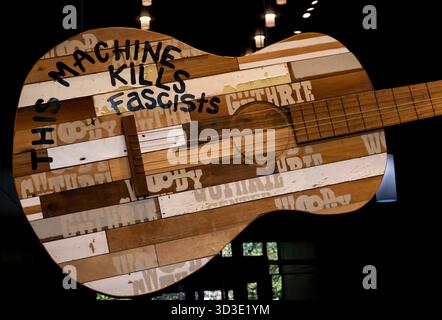 Tulsa, Oklahoma, États-Unis 05 novembre 2025. Le Woody Guthrie Center célèbre la vie, la musique et la politique progressiste d'une légende de la musique folklorique, un champion de l'homme commun dans la lutte pour l'égalité et la justice pendant la Grande dépression, le bol à poussière et au-delà.(Credit image : © Brian Cahn/ZUMA Press Wire) USAGE ÉDITORIAL SEULEMENT ! Non destiné à UN USAGE commercial ! Banque D'Images