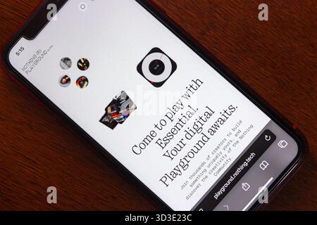 Quito, ÉQUATEUR - 6 oct. 2025 :smartphone affichant le site internet Nothing Playground, avec une interface minimaliste et une plateforme créative invitant t Banque D'Images