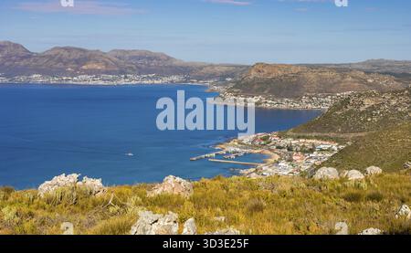 Vue panoramique surélevée du port de Kalk Bay à False Bay, Cape Town, Cape Town, Afrique du Sud Banque D'Images