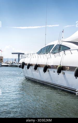 Saint-Tropez et son port de pêche et ses yachts en été en France Banque D'Images