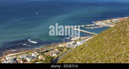 Vue panoramique sur le port de Kalk Bay à False Bay, au Cap Banque D'Images