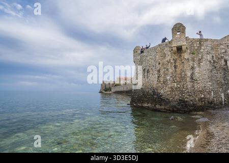 Budva, Monténégro - Avril 2018 : Des gens assis sur le dessus de hautes murailles de la vieille ville fort Banque D'Images