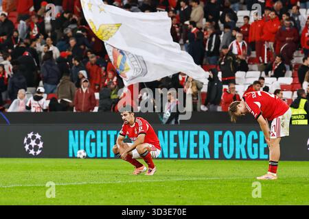 Lisbonne, Portugal. 5 novembre 2025. (De gauche à droite) Tomas Araujo, Andreas Schjelderup (Benfica) Football/Football : Araujo et Schjelderup sont défaits après avoir perdu la phase de Ligue des Champions de l'UEFA match jour 4 entre SL Benfica - Bayer 04 Leverkusen à l'Estadio do SL Benfica à Lisbonne, Portugal . Crédit : Mutsu Kawamori/AFLO/Alamy Live News Banque D'Images