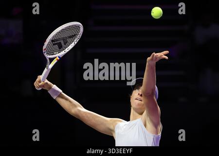 Riyad, Arabie Saoudite. 5 novembre 2025. IgA Swiatek, de Pologne, sert lors du match à la ronde contre Amanda Anisimova, des États-Unis, lors du tournoi de tennis de la finale de la WTA à Riyad, en Arabie Saoudite, le 5 novembre 2025. Crédit : Luo Chen/Xinhua/Alamy Live News Banque D'Images